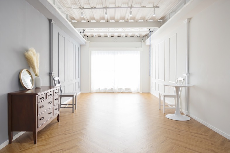 Studio Mekuru｜自然光が美しく回る白ホリ空間。上品な壁面デザインが奥行きを生み、ポートレート・EC・ブランド撮影まで対応