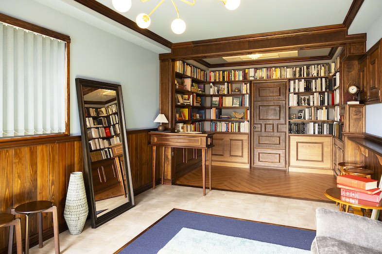 Studio Mekuru｜【3F Archive】自然光が差し込む書庫のワイドセット。ミラーとデスクが奥行きを生み、ファッション〜ルック撮影まで画が決まる空間