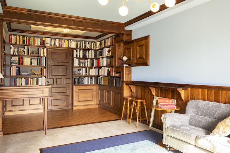 Studio Mekuru｜【3F Archive】書庫に繋がるバー風カウンター＆ソファスペース。木の質感と落ち着いた配色でムードが出て、対談・インタビュー・シネマティックな動画撮影に最適です