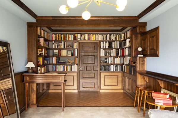 重厚な木造作の書庫セット。自然光＋照明で光を自在に調整でき、ポートレート・対談・MVまで"画が決まる"空間です