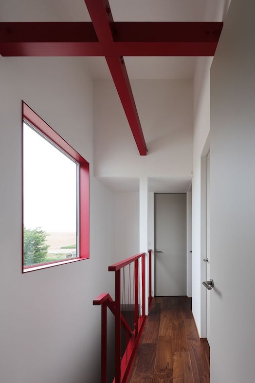 Villa Hokuto｜【廊下】赤い梁がアクセントのシンプルな廊下