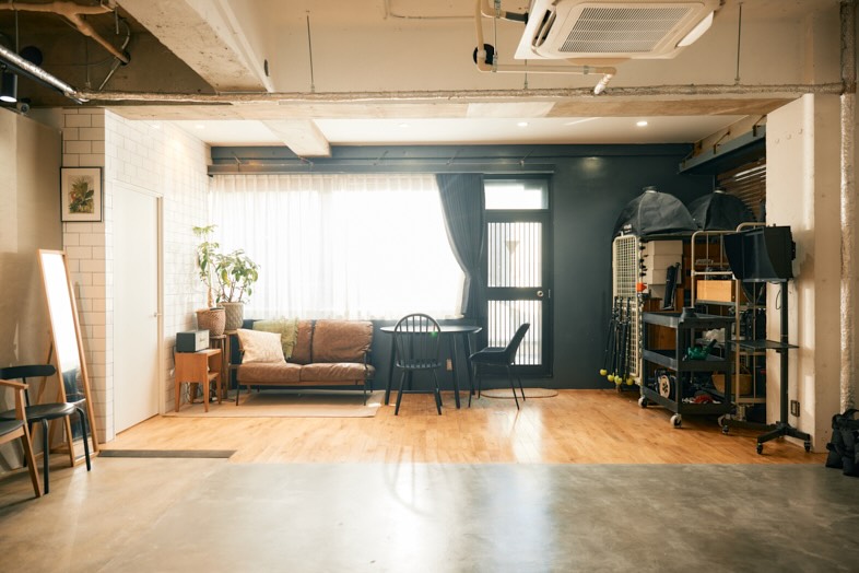 STUDIO BENBEN 九段下・市ヶ谷｜大きな窓から自然光が差し込む明るい空間