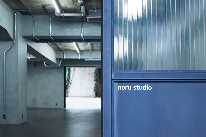 noru studio｜ブルーの扉と無機質な外観が印象的なスタジオ入口