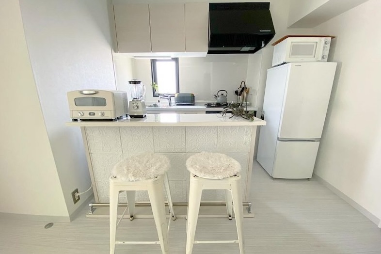 亀戸902マンションスタジオ｜ハイチェアのあるカウンターキッチン