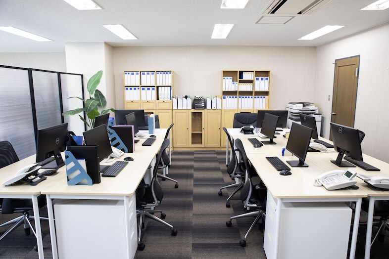 新宿2丁目マンション・オフィス・屋上スタジオ / 高商スタジオ｜【オフィススタジオ】統一感あるレイアウトで、チーム作業やIT企業の現場感を表現する撮影におすすめ