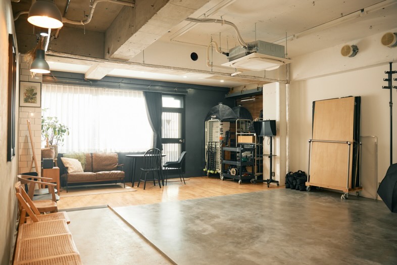 STUDIO BENBEN 九段下・市ヶ谷｜フローリング床×モルタルスペース