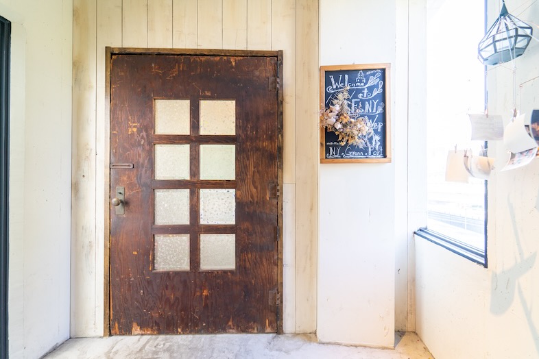 GOBLIN.横浜元町CAFE店｜アンティーク調のドア
