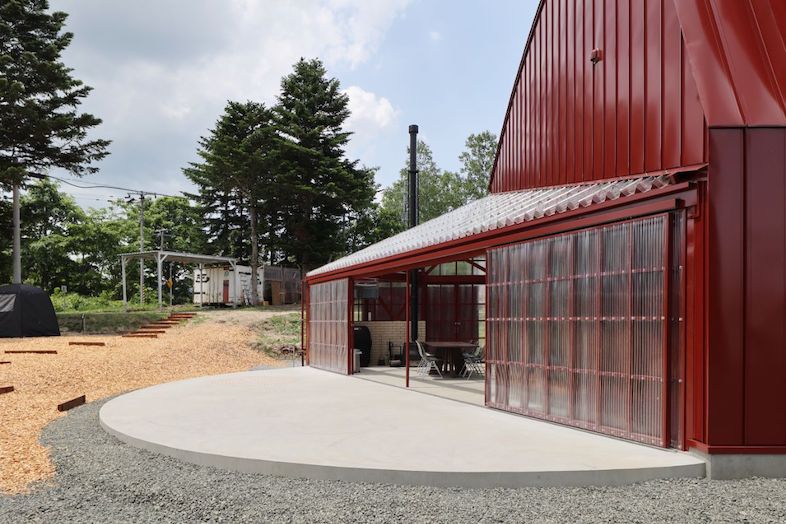 Villa Hokuto｜【外観】空に溶け込むかのような赤い屋根が目印