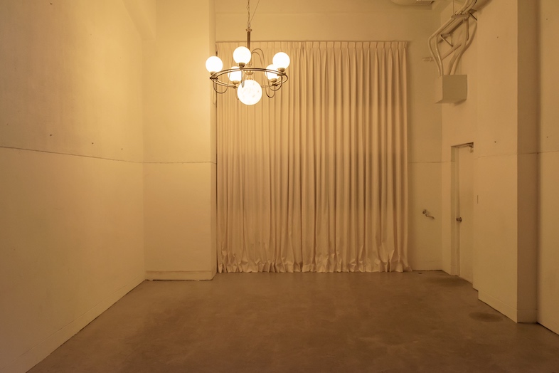 sleepingtokyo.studio｜【WHITE ROOM】シャンデリアを点灯させることで、イメージを変えた撮影が可能です