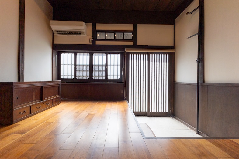 町家スタジオ｜伝統的な格子と木目が美しい和洋折衷の空間は、時代劇・文化系インタビュー撮影にもおすすめ