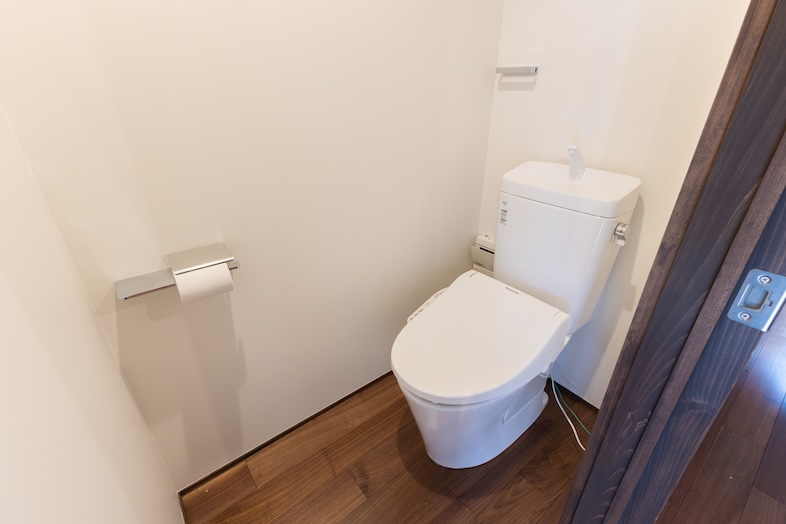 町家スタジオ｜清潔感あるコンパクトなトイレ