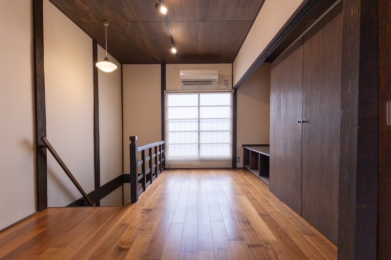 町家スタジオ｜情緒も残したモダンな階段部は木目と木格子のコントラストが絶妙なので、シネマティックな動画撮影にも◎