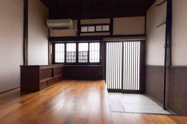 正面玄関を入ってすぐのアプローチ