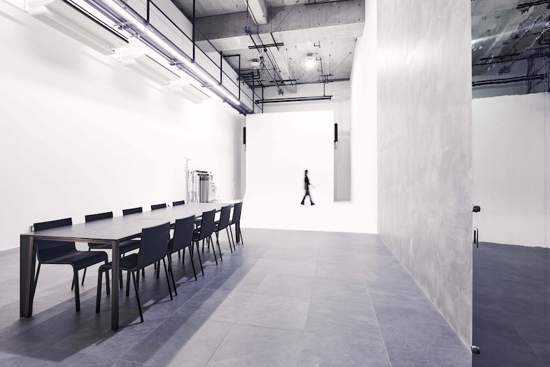 RAISONNE AKASAKA｜【B2F】洗練された白壁とタイル床のコンビネーション