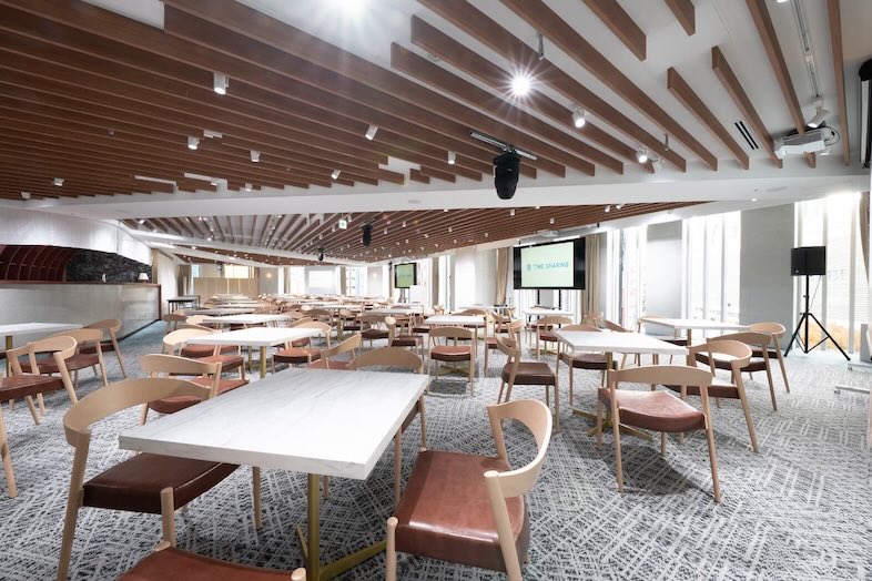 GOBLIN.新宿LOUNGE店｜木ルーバー天井と広々とした空間は企業イベントや交流会の全体撮影に最適