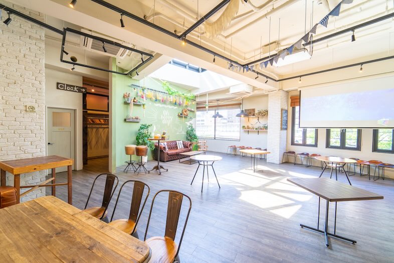 GOBLIN.横浜元町CAFE店｜天窓から自然光が豊富に差し込む明るい空間