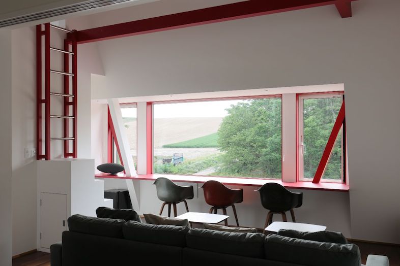 Villa Hokuto｜【メインベッドルーム】窓辺にはデスク＆チェアもあるので、リモートワークシーンも撮れる