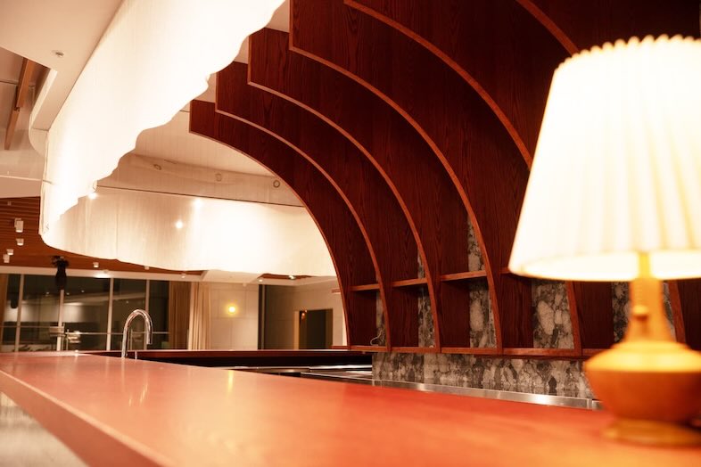 GOBLIN.新宿LOUNGE店｜曲線デザインが印象的カウンターもあるので、ドリンクサービスの演出や料理撮影にも最適