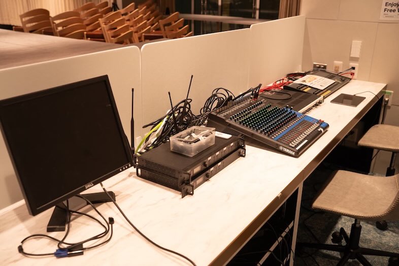 GOBLIN.新宿LOUNGE店｜音響・映像機材をまとめた操作卓もあり