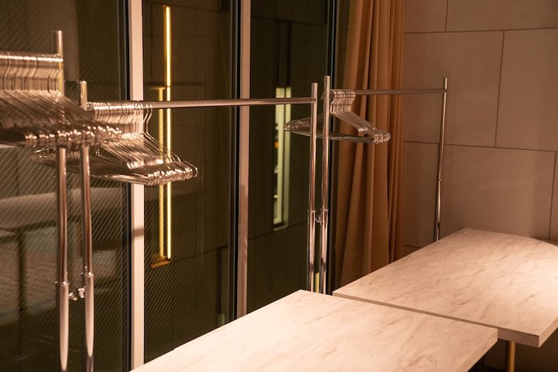 GOBLIN.新宿LOUNGE店｜コートハンガー付きもあるため、受付・クローク周りの撮影も可能