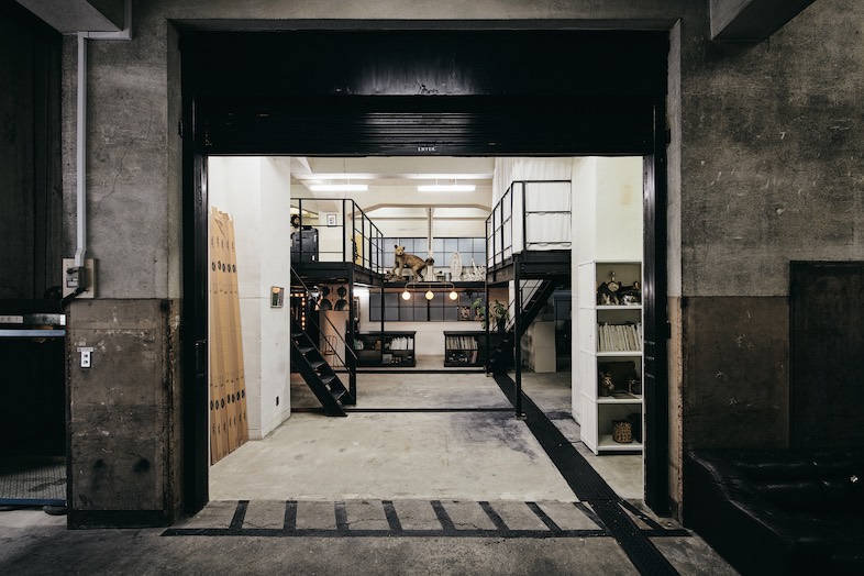 sleepingtokyo.studio｜【GARAGE】ガレージ入口から奥を見渡したカット