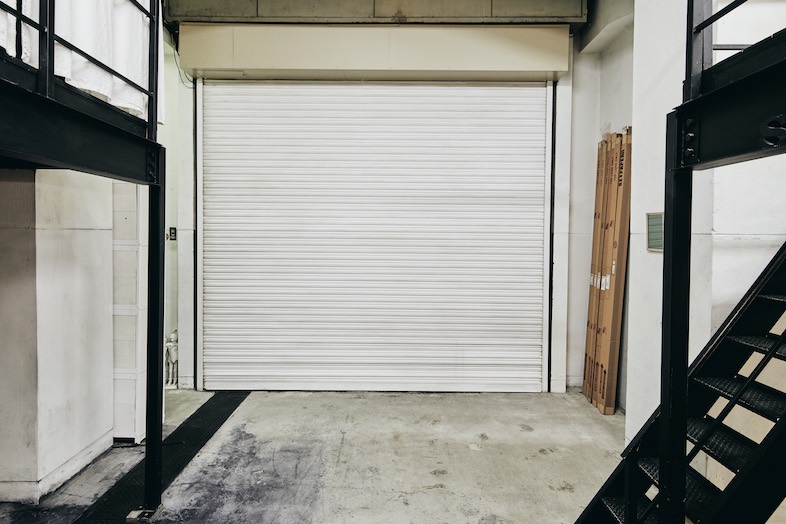 sleepingtokyo.studio｜【GARAGE】白いシャッターも背景に