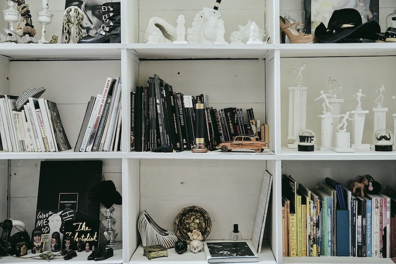 sleepingtokyo.studio｜【GARAGE】白い棚に並ぶ本やオブジェのディスプレイ