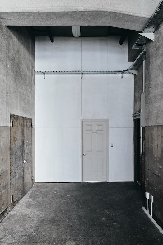 sleepingtokyo.studio｜【CORRIDOR】倉庫を思わせる無骨な質感が残るスペース