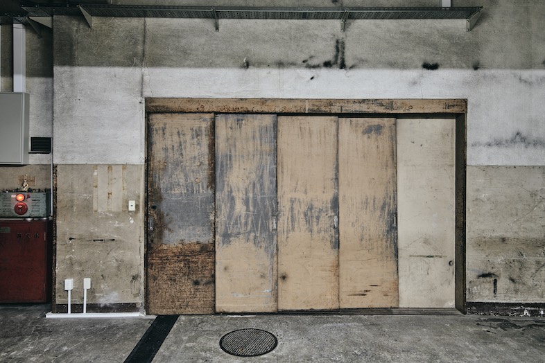 sleepingtokyo.studio｜【CORRIDOR】ヴィンテージ感のある、スライド式の鉄扉