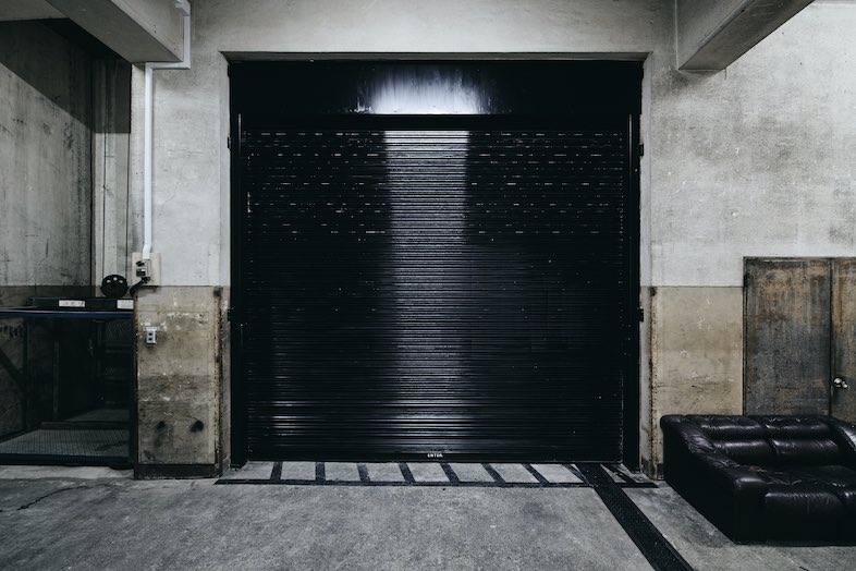 sleepingtokyo.studio｜【GARAGE】ガレージ入口の黒い大型シャッター