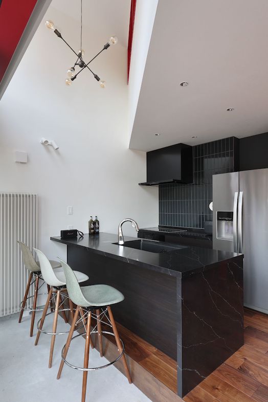 Villa Hokuto｜【カウンターキッチン】白と黒が美しいキッチンは、料理動画・アイテム紹介のカットに最適