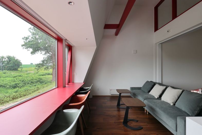 Villa Hokuto｜【メインベッドルーム】圧巻の大窓があるベッドルームでは、のどかな田園風景を背景に撮影可能