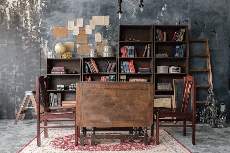 スタジオクークー︎｜【2F】アンティーク調の本棚を背景に撮影可能