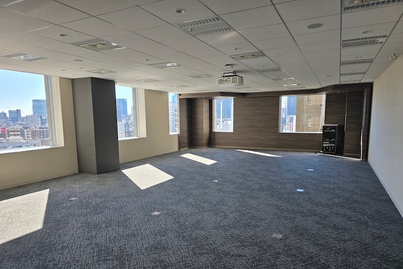 INFIELD / 御茶ノ水トライエッジカンファレンス｜【11D】11階の開放感に加え、二面採光で自然光が豊富に差し込みます