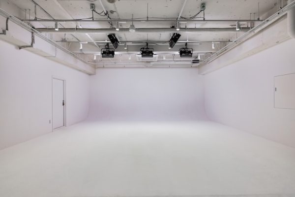 真っ白な白ホリに均一な光が回るため、商品撮影、アパレルのLOOK、MV撮影まで幅広い現場に対応可能