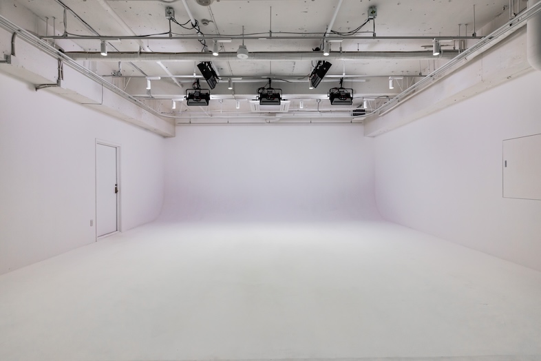 92 STUDIO｜真っ白な白ホリに均一な光が回るため、商品撮影、アパレルのLOOK、MV撮影まで幅広い現場に対応可能