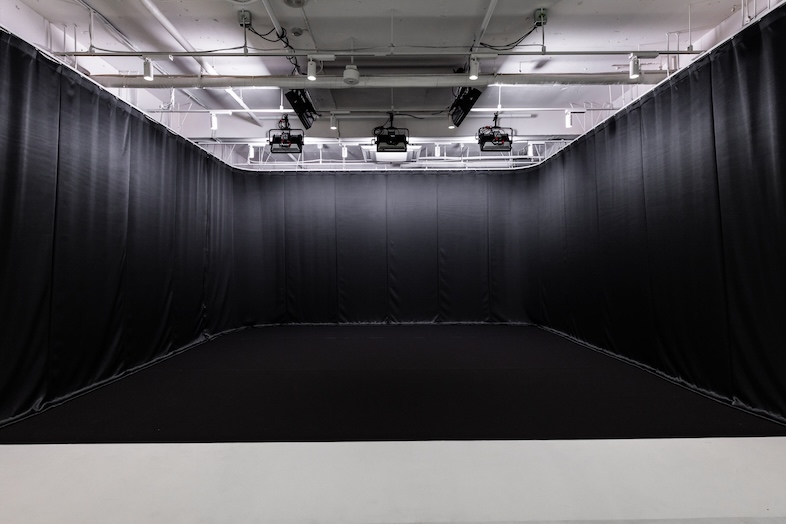 92 STUDIO｜コントラスト重視のポートレートやダンス映像、MVのシルエットカットにも