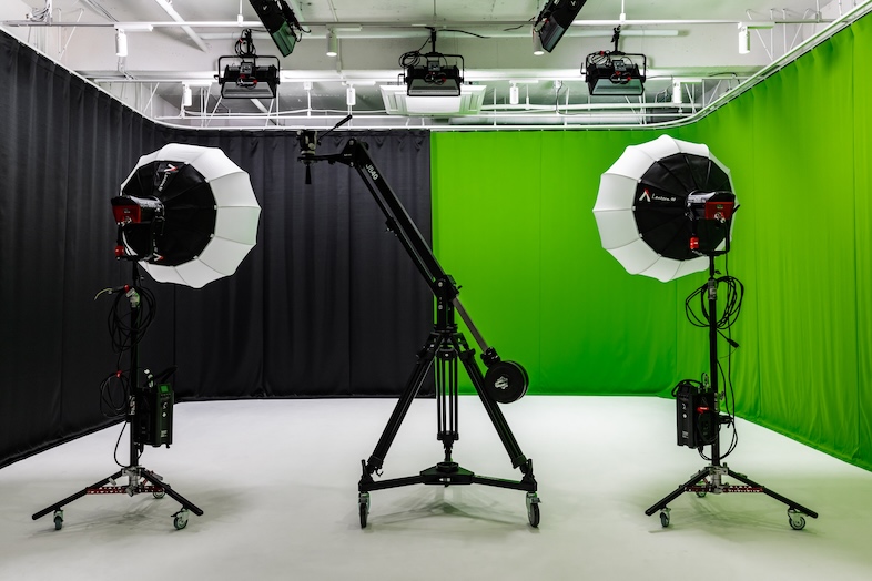 92 STUDIO｜照明機材（オプション）をセットしても余裕の広さ＆天井のカラーLEDで雰囲気づくりも自由自在