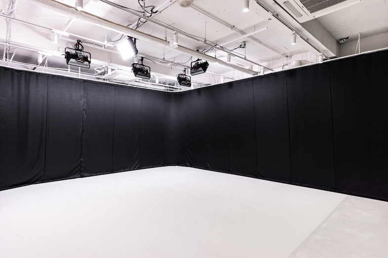 92 STUDIO｜白と黒の高コントラストの空間は、ポートレートやモード系ファッションの撮影にぴったり