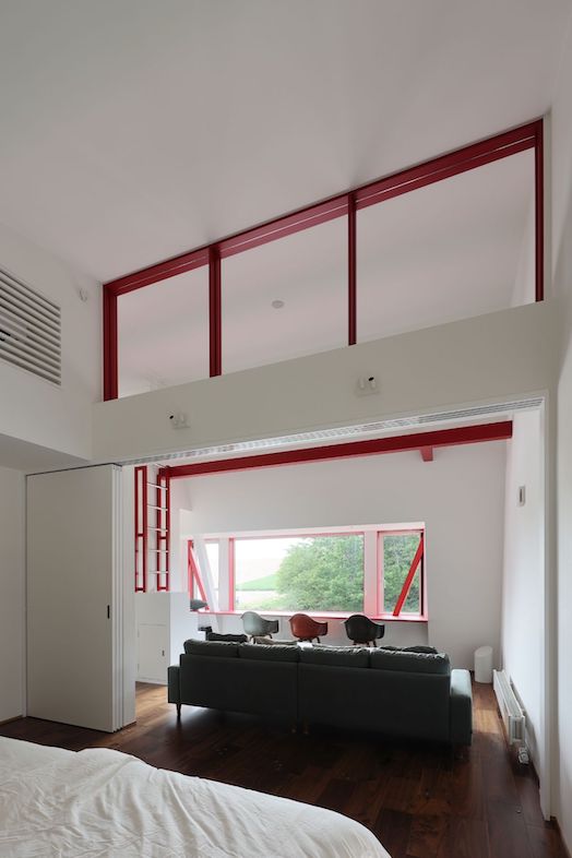 Villa Hokuto｜【メインベッドルーム】風通しのいい空間でのびのびとくつろいでいるシーンが撮れる