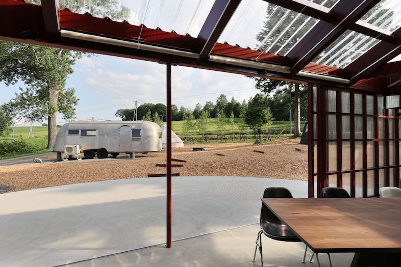 Villa Hokuto｜【アウトドアダイニング】跳ね上がる屋根が自然光を集めるので、明るい中でBBQ風景やアウトドア広告の撮影ができる