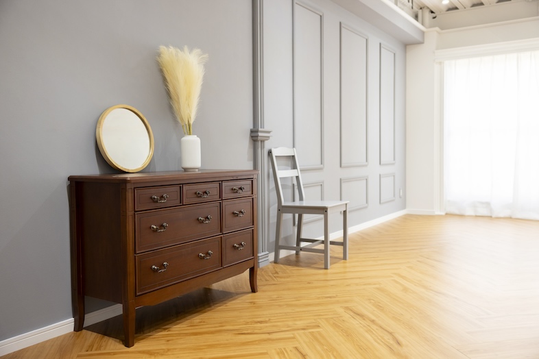 Studio Mekuru｜【2F】上品なグレーモール×木製チェストのある空間は、ポートレートの定番背景として使いやすい撮影スポット