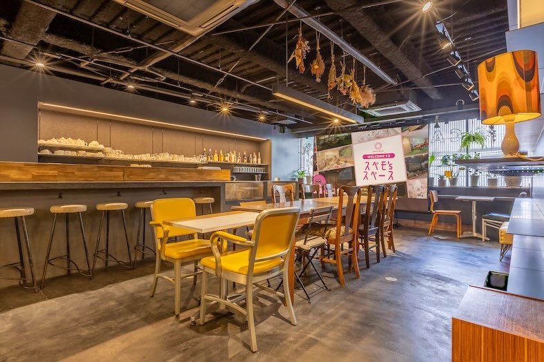 CafefleurLOUNGE心斎橋｜照明が美しく落ちるバーカウンターは、ショートドラマやバー風シーンの収録にも最適