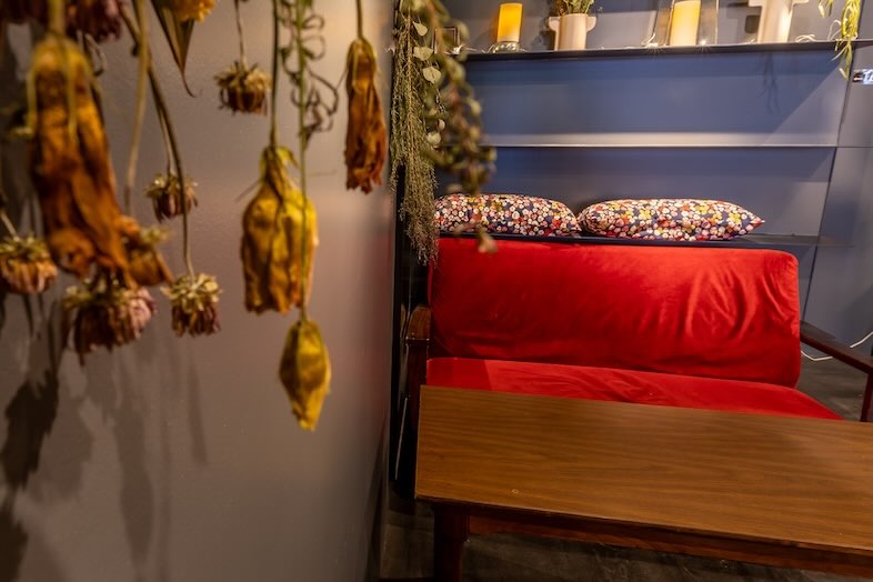 CafefleurLOUNGE心斎橋｜赤いソファがアイキャッチになる可愛いカフェ席は、女子会風のWeb広告やテーブルシーンの撮影に◎