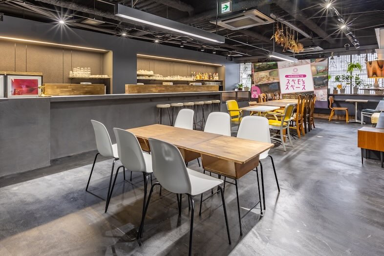 CafefleurLOUNGE心斎橋｜テーブルとチェアのレイアウト次第で、ミーティング風景や社内研修動画、ビジネス系YouTube収録にも使える