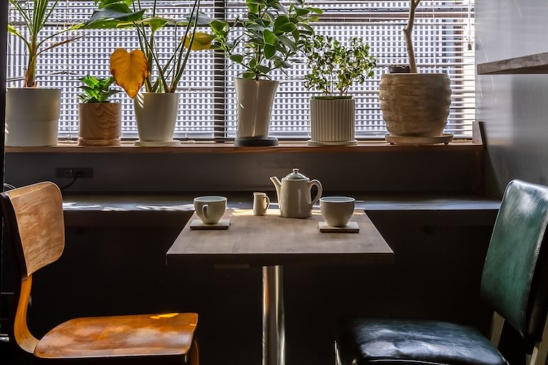 CafefleurLOUNGE心斎橋｜窓からのやわらかな光が美しい窓際テーブルは、料理写真やカフェ広告のスチール、ドラマの撮影に