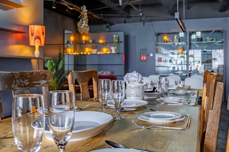 CafefleurLOUNGE心斎橋｜カトラリーが丁寧に並ぶテーブルは、料理番組風の撮影やレストラン広告・商品写真に最適