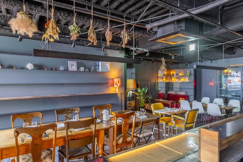 CafefleurLOUNGE心斎橋｜ドライフラワーのある棚はナチュラル系のイメージカットや女性向けインタビュー動画にぴったり