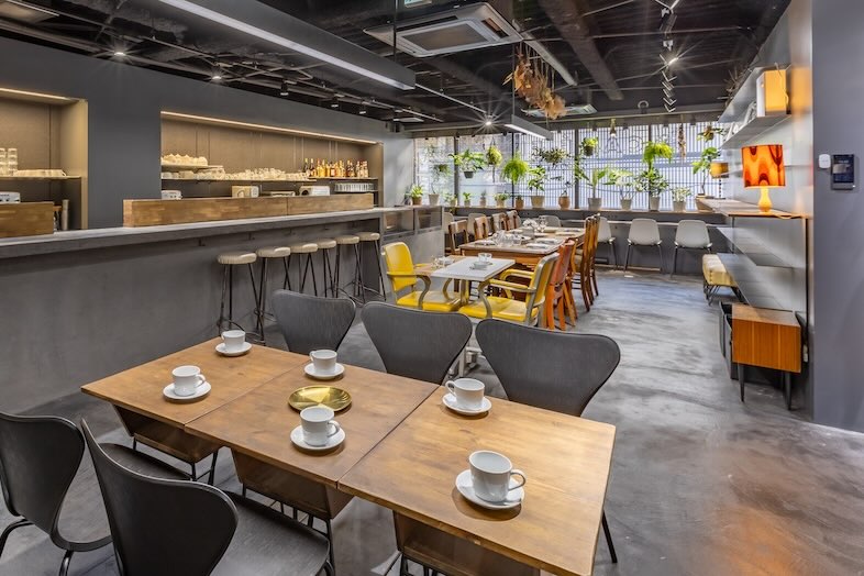CafefleurLOUNGE心斎橋｜実用的なテーブルと食器のスタイリングは、メニュー撮影や商品レビュー動画におすすめ