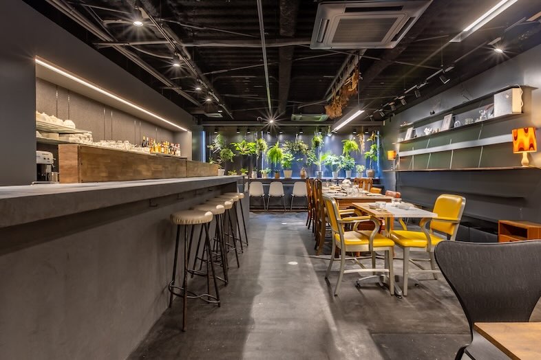 CafefleurLOUNGE心斎橋｜バーカウンターやテーブルは、接客シーンの再現やドラマのワンカットなどリアルな演出に最適